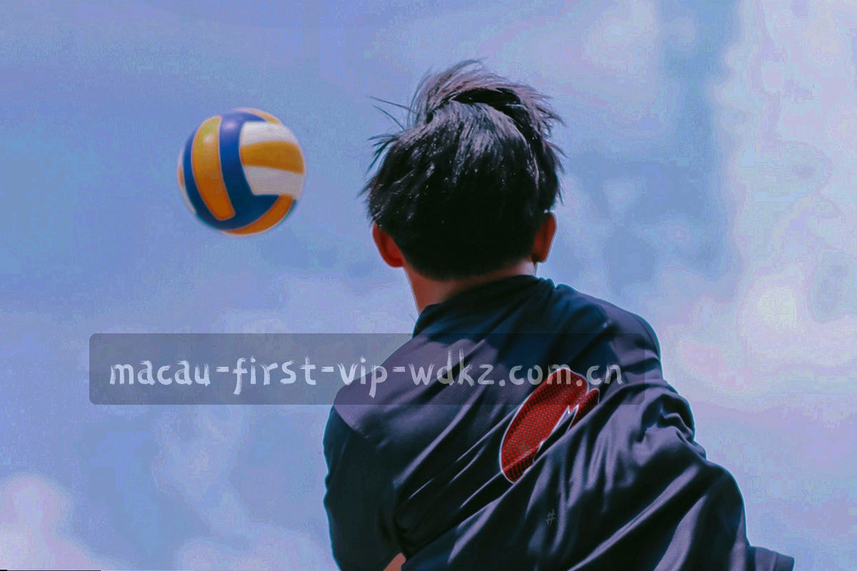 俯拍多块记分牌与积分榜光晕，冷蓝色调